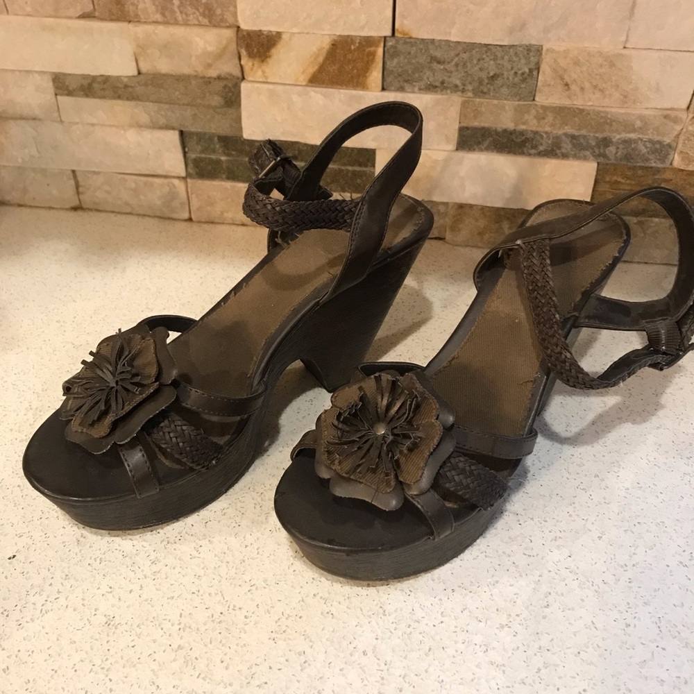 Like new decree sandals olive green and wood heal